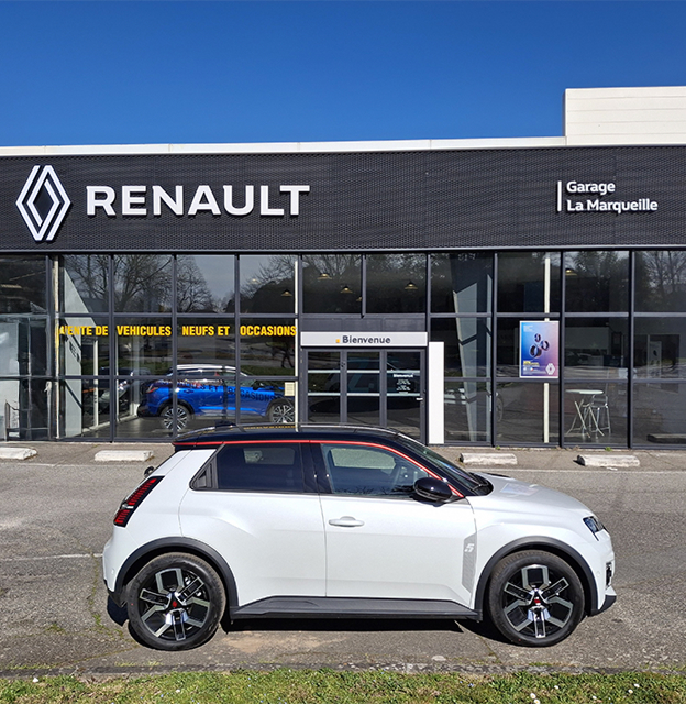 Un Renault 5 E-Tech électrique blanc devant un garage Renault à Saint-Orens près de Toulouse en Haute-Garonne 31
