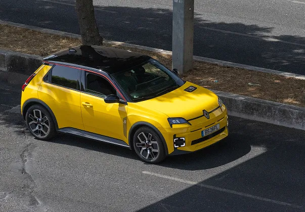 Renault 5 électrique jaune et noire garée en plein soleil sur une route goudronnée à Saint-Orens près de Toulouse en Haute-Garonne 31