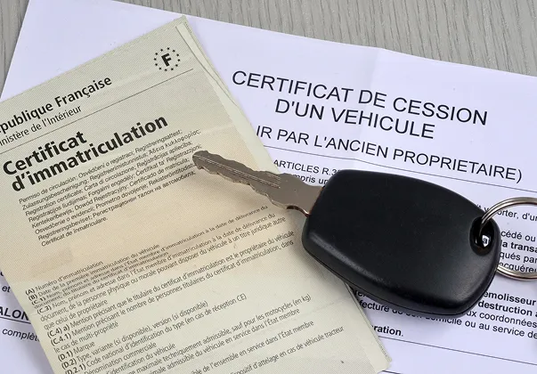 Certificats d'immatriculation et de cession de véhicule avec une clé de voiture à Saint-Orens près de Toulouse en Haute-Garonne 31