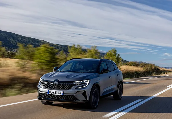 Renault Austral gris foncé sur une route de campagne montagneuse ensoleillée à Saint-Orens près de Toulouse en Haute-Garonne 31